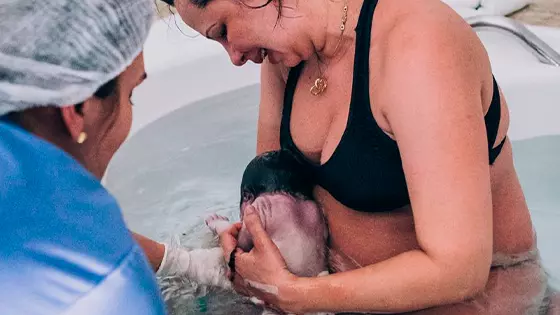 Médico ausculta feto antes de parto hospitalar humanizado